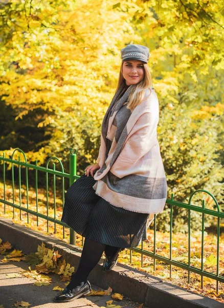 Sonbahar - sonbahar sezonu, büyük beden kadınlar için günlük tarz. Moda kıyafetleri ve kıyafet malzemeleri.