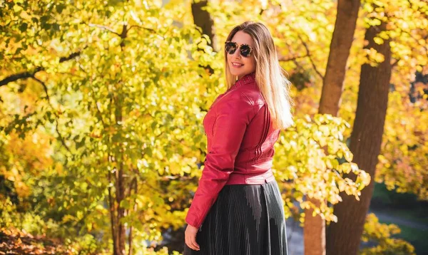 秋の季節 プラスサイズの女性のためのカジュアルなスタイル ファッショナブルな服や衣装の要素 — ストック写真
