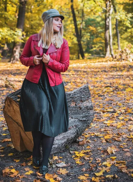 Sonbahar - sonbahar sezonu, büyük beden kadınlar için günlük tarz. Moda kıyafetleri ve kıyafet malzemeleri.