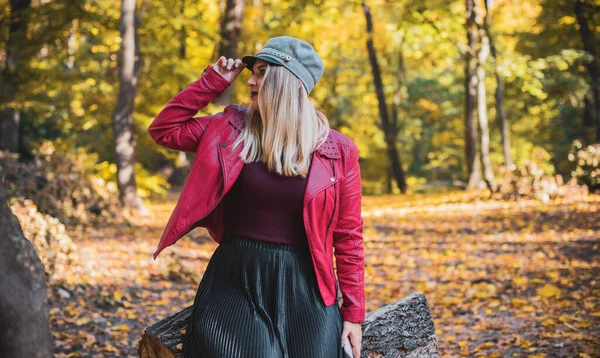 Sonbahar - sonbahar sezonu, büyük beden kadınlar için günlük tarz. Moda kıyafetleri ve kıyafet malzemeleri.