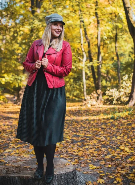 Sonbahar - sonbahar sezonu, büyük beden kadınlar için günlük tarz. Moda kıyafetleri ve kıyafet malzemeleri.