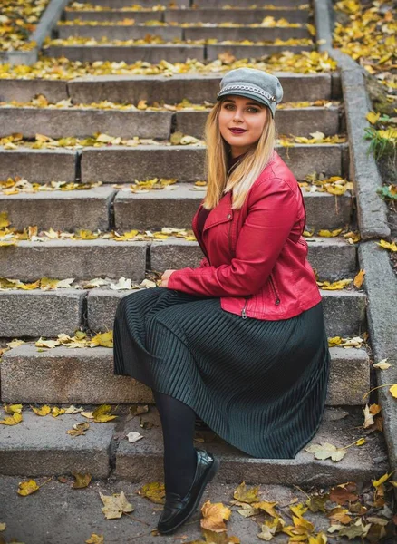 Sonbahar - sonbahar sezonu, büyük beden kadınlar için günlük tarz. Moda kıyafetleri ve kıyafet malzemeleri.