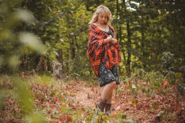 Sonbahar - sonbahar sezonu, kadınlar için gündelik tarz. Moda kıyafetleri ve kıyafet malzemeleri.