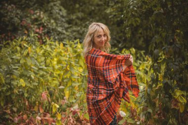 Sonbahar - sonbahar sezonu, kadınlar için gündelik tarz. Moda kıyafetleri ve kıyafet malzemeleri.