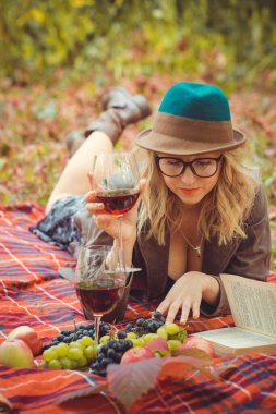 Sonbahar - sonbahar sezonu, kadınlar için gündelik tarz. Moda kıyafetleri ve kıyafet malzemeleri.