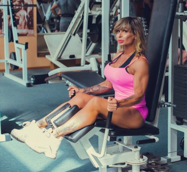 Vücut geliştirici olgun seksi kadın spor salonunda çalışıyor. Fitness kadını, eğitimli kadın vücudu, yaşam tarzı portresi, Amerikan orta yaş modeli.