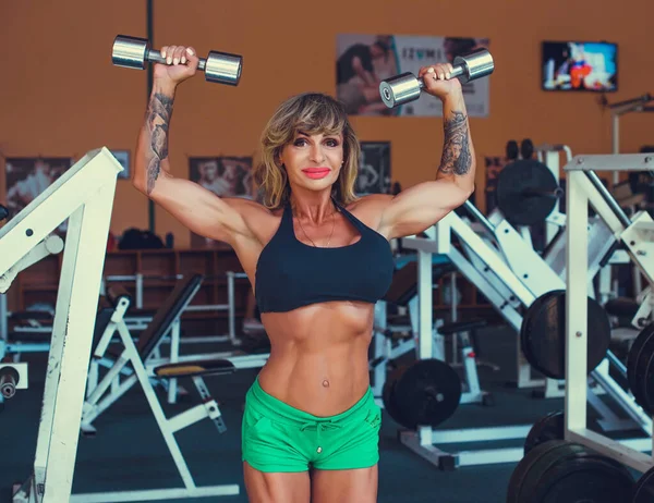 健美运动员成熟性感的女人在健身房锻炼 健康女性 受过训练的女性身体 生活方式肖像 美国中年模特 — 图库照片