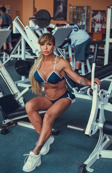 Kulturysta Dojrzała Seksowna Kobieta Ćwicząca Siłowni Fitness Kobieta Wyszkolony Ciało — Zdjęcie stockowe