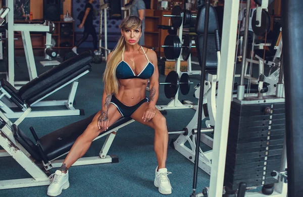 Kroppsbyggare Mogen Sexig Kvinna Som Tränar Ett Gym Fitness Kvinna — Stockfoto
