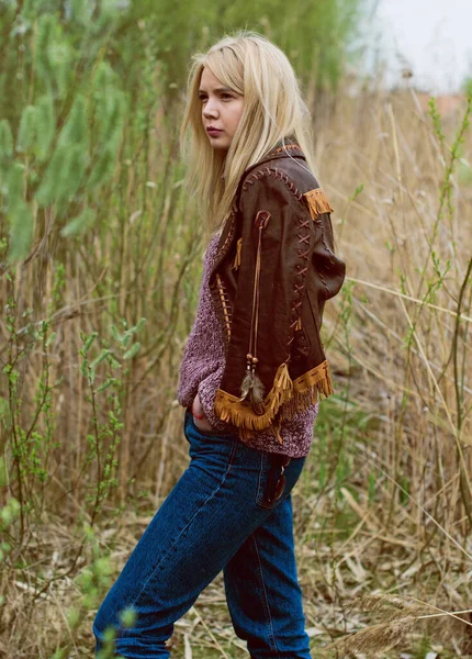 Jong Sexy Blond Meisje Natuur Riet Buurt Van Een Rivier — Stockfoto