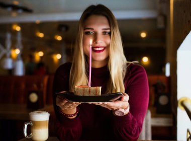 Kadın artı büyük beden gülümseme peynirli kek aşığı, kadınlar pastayla eğleniyor, şeker yiyor, doğum günü.