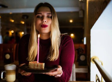 Kadın artı büyük beden gülümseme peynirli kek aşığı, kadınlar pastayla eğleniyor, şeker yiyor, doğum günü.