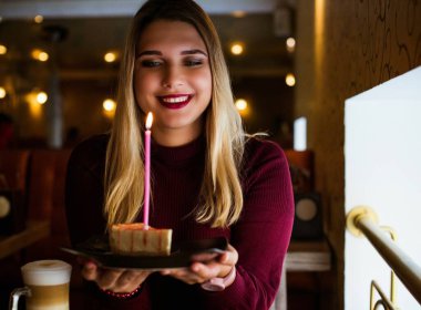 Kadın artı büyük beden gülümseme peynirli kek aşığı, kadınlar pastayla eğleniyor, şeker yiyor, doğum günü.