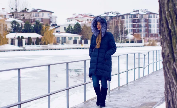 Una Donna Più Dimensioni Aspetto Americano Europeo Passeggiate Città Godendo — Foto Stock