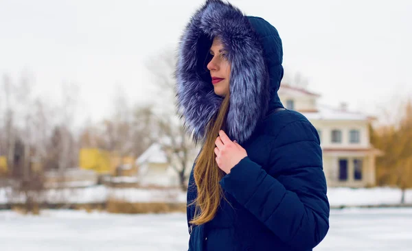 Una Mujer Talla Grande Aspecto Americano Europeo Pasea Por Ciudad —  Fotos de Stock