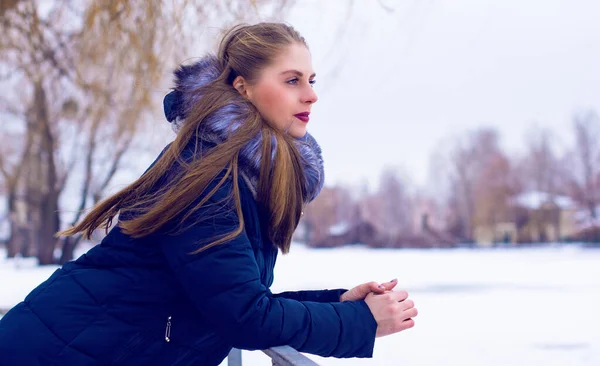 Una Mujer Talla Grande Aspecto Americano Europeo Pasea Por Ciudad —  Fotos de Stock