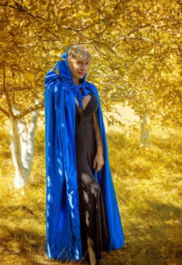 Olgun kadın yaşam tarzı, Amerikalı bronz tenli bayan şık giyinmiş, poz veriyor, diğer güzellikler.