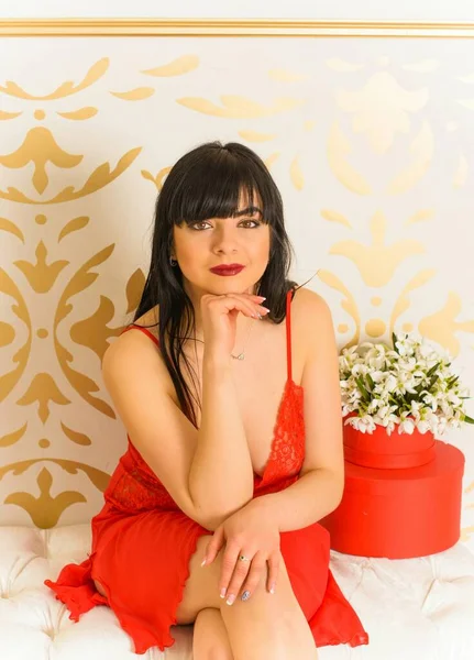 Ev konforu kavramı. Evde İspanyol görünümlü bir kadın güzel bir öğleden sonranın ya da akşamının tadını çıkarır.