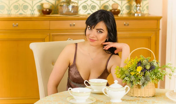Mujer Sexy Aspecto Latinoamericano Casa Buen Humor Chica Soñando Con — Foto de Stock