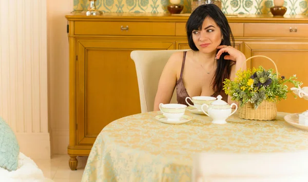 セクシー女性ラテンアメリカ人外観に家で素晴らしい気分 女の子夢何かについてキッチン — ストック写真
