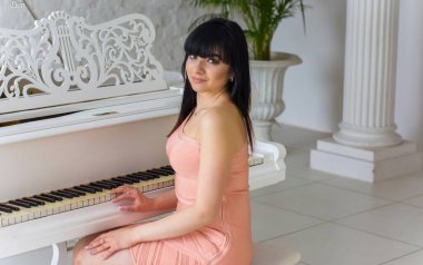 Beyaz iç mekanlı modern doğulu genç bir kadın, Arap görünümlü bir kız. Latin kökenli genç seksi bir kadın hafta sonu sıcacık bir sabahta evde dinleniyor, güzel bir evde Latin bir kız. Sakin tatlı kadın