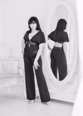 Beyaz iç mekanlı modern doğulu genç bir kadın, Arap görünümlü bir kız. Latin kökenli genç seksi bir kadın hafta sonu sıcacık bir sabahta evde dinleniyor, güzel bir evde Latin bir kız. Sakin tatlı kadın