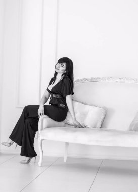 Beyaz iç mekanlı modern doğulu genç bir kadın, Arap görünümlü bir kız. Latin kökenli genç seksi bir kadın hafta sonu sıcacık bir sabahta evde dinleniyor, güzel bir evde Latin bir kız. Sakin tatlı kadın