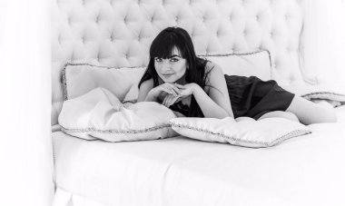 Beyaz iç mekanlı modern doğulu genç bir kadın, Arap görünümlü bir kız. Latin kökenli genç seksi bir kadın hafta sonu sıcacık bir sabahta evde dinleniyor, güzel bir evde Latin bir kız. Sakin tatlı kadın