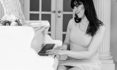 Beyaz iç mekanlı modern doğulu genç bir kadın, Arap görünümlü bir kız. Latin kökenli genç seksi bir kadın hafta sonu sıcacık bir sabahta evde dinleniyor, güzel bir evde Latin bir kız. Sakin tatlı kadın