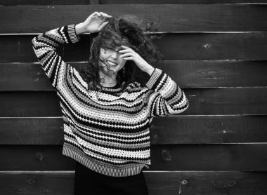 Yeni dünya ve yeni çağ insanları. Modern bir kızın neşeli, gülen bir yüzü vardır.