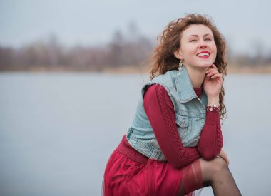 Yeni dünya ve yeni çağ insanları. Modern bir kızın neşeli, gülen bir yüzü vardır.