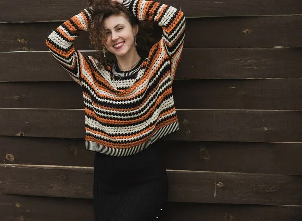 Yeni dünya ve yeni çağ insanları. Modern bir kızın neşeli, gülen bir yüzü vardır.