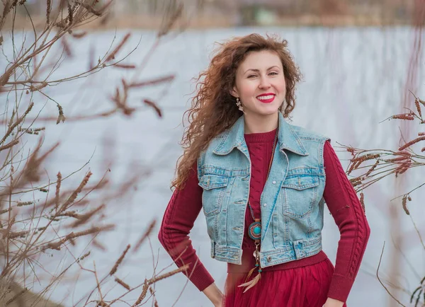 Yeni dünya ve yeni çağ insanları. Modern bir kızın neşeli, gülen bir yüzü vardır.