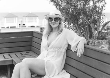 Yeni çağın güzelliği. Deniz kenarında mayolu doğal güzel bir kadın. Boyut artı XI kadınları. Bikini, plajdaki kadın.