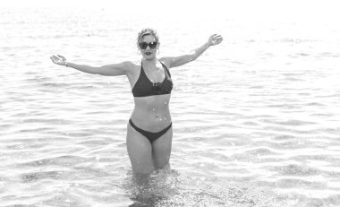 Yeni çağın güzelliği. Deniz kenarında mayolu doğal güzel bir kadın. Boyut artı XI kadınları. Bikini, plajdaki kadın.