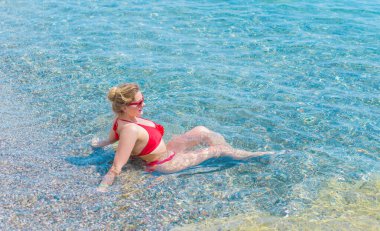 Yeni çağın güzelliği. Deniz kenarında mayolu doğal güzel bir kadın. Boyut artı XI kadınları. Bikini, plajdaki kadın.