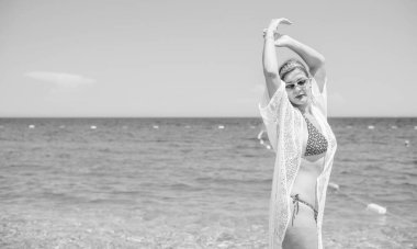 Yeni çağın güzelliği. Deniz kenarında mayolu doğal güzel bir kadın. Boyut artı XI kadınları. Bikini, plajdaki kadın.