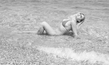 Yeni çağın güzelliği. Deniz kenarında mayolu doğal güzel bir kadın. Boyut artı XI kadınları. Bikini, plajdaki kadın.