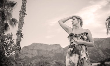 Yeni çağın güzelliği. Deniz kenarında mayolu doğal güzel bir kadın. Boyut artı XI kadınları. Bikini, plajdaki kadın.