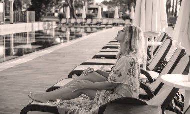 Yeni çağın güzelliği. Deniz kenarında mayolu doğal güzel bir kadın. Boyut artı XI kadınları. Bikini, plajdaki kadın.