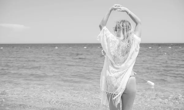 新しい時代の美しさ 海の近くの水着で自然のかなり若い女性 サイズプラスとXl女性 水着ビキニビーチの女性 — ストック写真