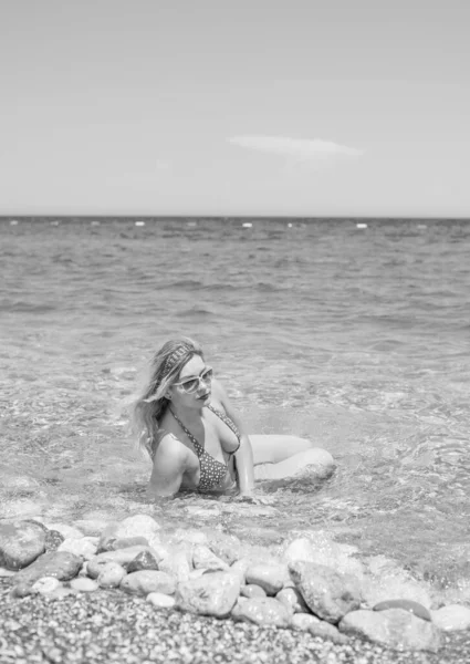新しい時代の美しさ 海の近くの水着で自然のかなり若い女性 サイズプラスとXl女性 水着ビキニビーチの女性 — ストック写真