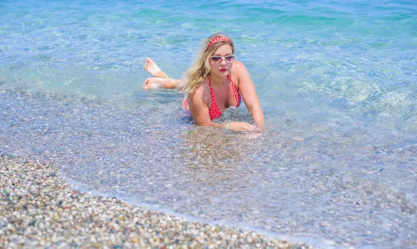 Yeni çağın güzelliği. Deniz kenarında mayolu doğal güzel bir kadın. Boyut artı XI kadınları. Bikini, plajdaki kadın.