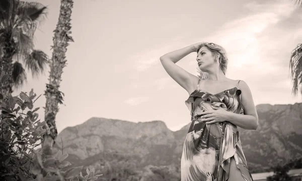 Yeni çağın güzelliği. Deniz kenarında mayolu doğal güzel bir kadın. Boyut artı XI kadınları. Bikini, plajdaki kadın.