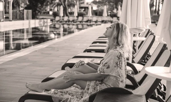 Yeni çağın güzelliği. Deniz kenarında mayolu doğal güzel bir kadın. Boyut artı XI kadınları. Bikini, plajdaki kadın.