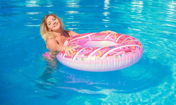 Yeni çağın güzelliği. Deniz kenarında mayolu doğal güzel bir kadın. Boyut artı XI kadınları. Bikini, plajdaki kadın.