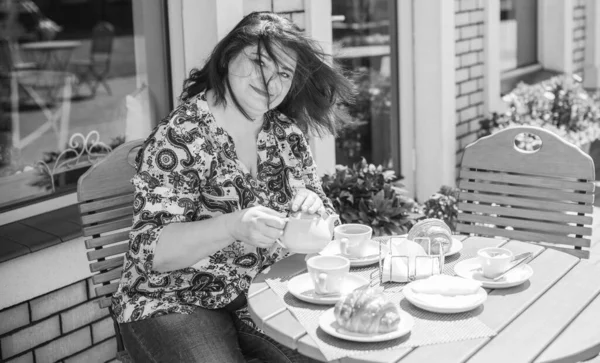 Mulher Madura Tamanho Mais Aparência Americana Europeia Sentada Restaurante Bebe — Fotografia de Stock