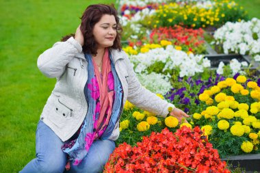 Yetişkin, iri yapılı, Amerikan ya da Avrupa görünümlü basit bir kadın şehirde hayatın tadını çıkarıyor. Fazla kilolu, ceketli ve fularlı hoş bir bayan şehrin eski bir köşesinde dolaşıyor.