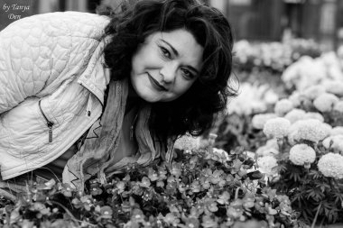 Yetişkin, iri yapılı, Amerikan ya da Avrupa görünümlü basit bir kadın şehirde hayatın tadını çıkarıyor. Fazla kilolu, ceketli ve fularlı hoş bir bayan şehrin eski bir köşesinde dolaşıyor.