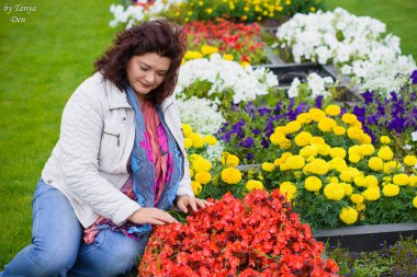 Yetişkin, iri yapılı, Amerikan ya da Avrupa görünümlü basit bir kadın şehirde hayatın tadını çıkarıyor. Fazla kilolu, ceketli ve fularlı hoş bir bayan şehrin eski bir köşesinde dolaşıyor.